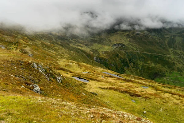 Dia Chuvoso Nuvens Montanha Colinas Verdes Trilha Caminhada — Fotografia de Stock