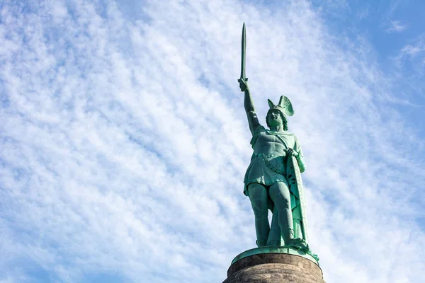 Monumento Frente Cielo Con Nubes —  Fotos de Stock