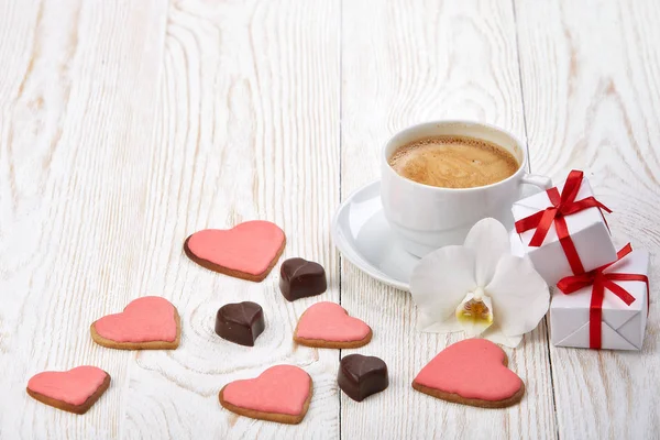 Egy Csésze Kávé Ajándékdobozok Cookie Csokoládék Formájában Szív Fekszik Egy — Stock Fotó