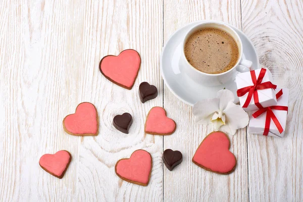 Kaffee Geschenkboxen Kekse Und Pralinen Herzform Liegen Auf Hellem Holzgrund — Stockfoto