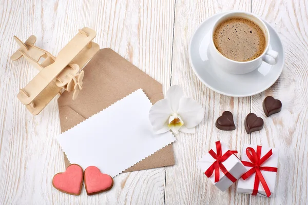Tasse Kaffee Kekse Und Pralinen Herzform Geschenkschachteln Flugzeug Und Blankobettchen — Stockfoto
