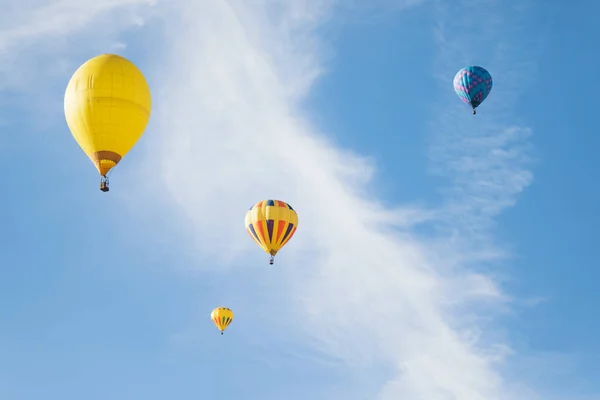 Πολύχρωμο Αερόστατο Θερμού Αέρα Που Πετά Πάνω Από Τον Γαλάζιο — Φωτογραφία Αρχείου