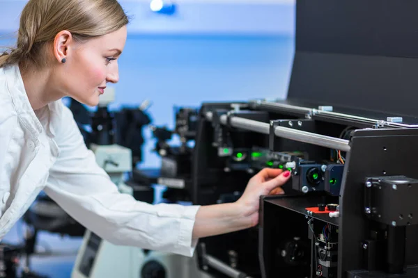 Investigadora Que Realiza Investigación Laboratorio Química Imagen Tonificada Color — Foto de Stock