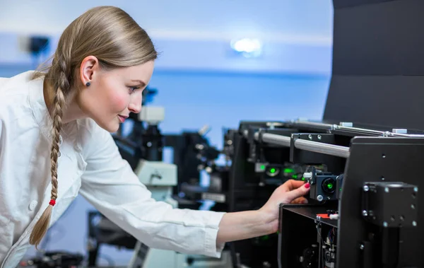 Investigadora Que Realiza Investigación Laboratorio Química Imagen Tonificada Color — Foto de Stock