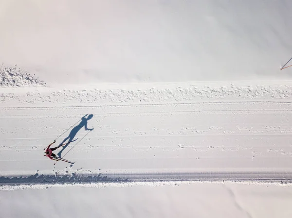 Ski Fond Une Jeune Femme Skie Fond Jour Hiver Image — Photo