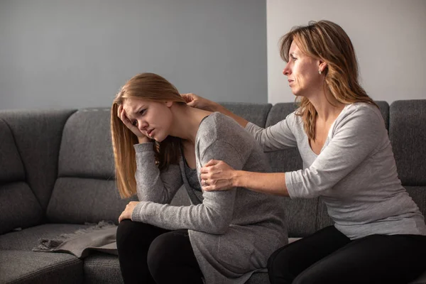 Depressed Dospívající Trpící Úzkostí Postaráno Její Pečující Matka — Stock fotografie