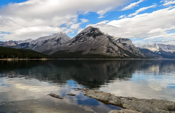 Reflexão Gama Fairholme Lago Minnewanka Parque Nacional Banff Alberta Canadá — Fotografia de Stock