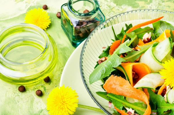 Frischer Salat Mit Löwenzahnblüten Gurken Rucola Und Karotte Gesunde Vegane — Stockfoto