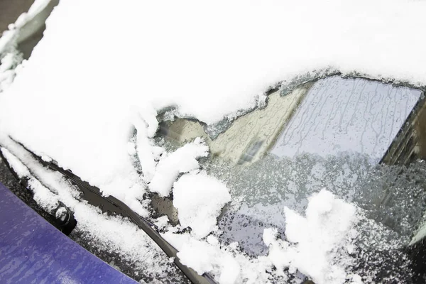 Samochód Pokryty Śniegiem Zimie Śnieg Zimowy Dzień Mieście Zimno — Zdjęcie stockowe