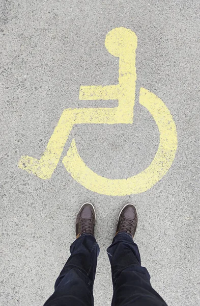 도움을 청하는 가리키는 장애자 표시가 바닥에 — 스톡 사진
