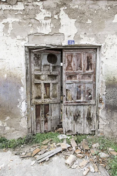 古い木造のドアの壁 遺跡や放棄された建物の詳細 — ストック写真