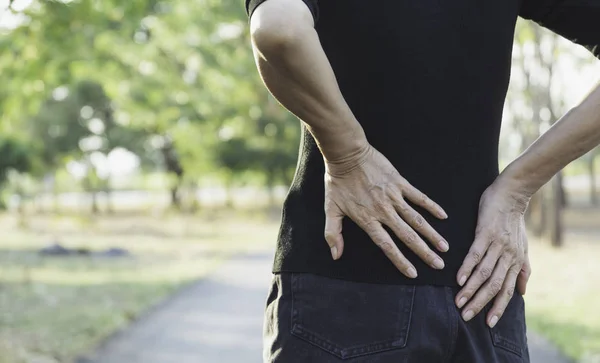 Una Mujer Que Sufre Dolor Espalda Lesión Espinal Problema Problemas — Foto de Stock