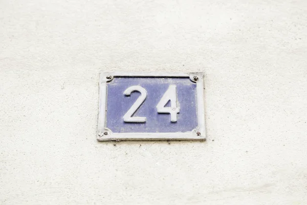 Numéro Vingt Quatre Sur Mur Une Maison — Photo