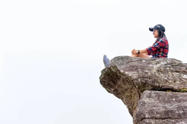 Asian Woman Sitting Rock Cliff White Fog Background Looking Forward — Stock Photo, Image