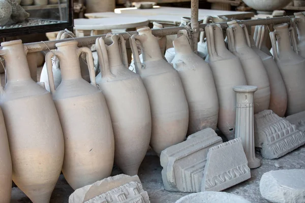 Vasos Vasos Uma Variedade Artefatos Sobreviventes Erupção Vesúvio Pompeia Foram — Fotografia de Stock