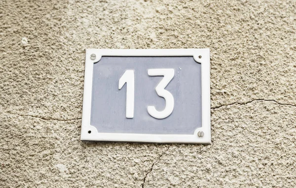 Numer Trzynaście Ścianie Domu Detal Ściany Figurą Talerzu — Zdjęcie stockowe