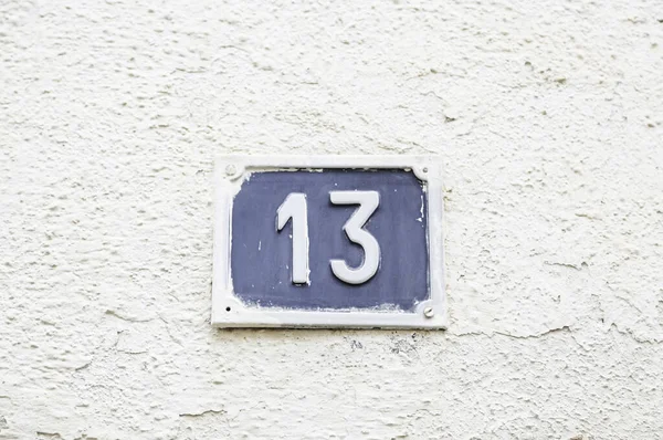 Numer Trzynaście Ścianie Domu Detal Ściany Figurą Talerzu — Zdjęcie stockowe