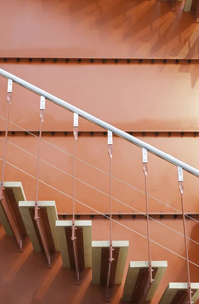 Escaleras Madera Metal Rojo Detalle Una Escalera Dentro Edificio Industrial —  Fotos de Stock