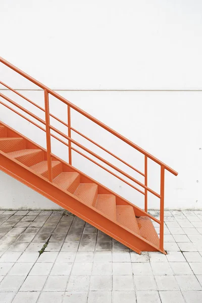 Κόκκινες Μεταλλικές Σκάλες Στο Εξωτερικό Λεπτομέρεια Σκάλας Πρόσοψη Βιομηχανικού Κτιρίου — Φωτογραφία Αρχείου