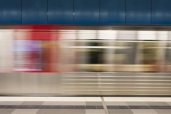 Moto Sfocato Del Treno Stazione Sotterranea Metropolitana — Foto Stock