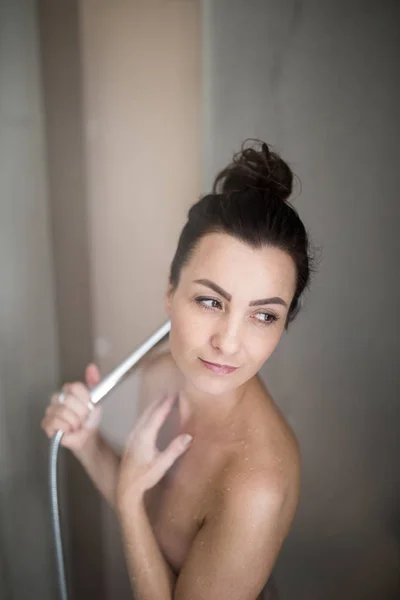 Vrouw Het Nemen Van Een Lange Warme Douche Wassen Van — Stockfoto