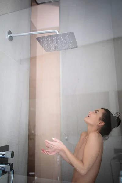 Mujer Tomando Una Larga Ducha Caliente Lavándose Cabello Baño Diseño —  Fotos de Stock