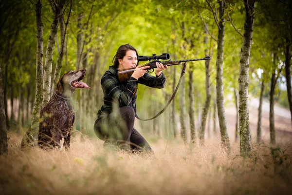 Sonbahar Sezonu Avlanıyordum Açık Hava Sporları Ormandaki Kadın Avcısı — Stok fotoğraf