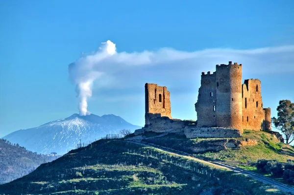 Mazzarino カルタニセッタ シチリア島 イタリア ヨーロッパでエトナと中世の城の美しい景色 — ストック写真