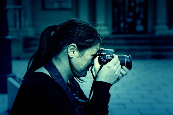 Fotógrafa Mujer Detalle Una Joven Que Hace Fotografías — Foto de Stock