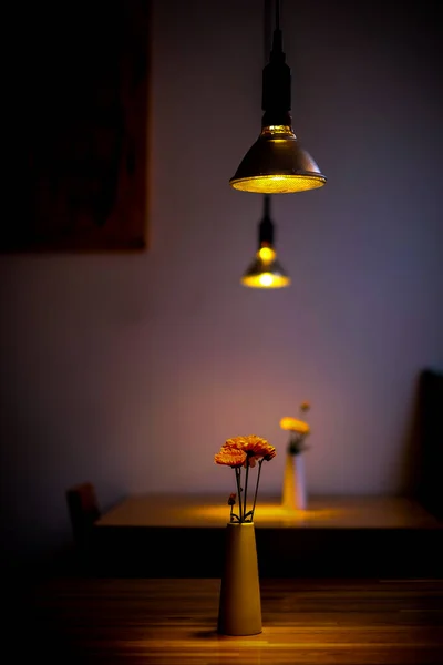 Vida Morta Interior Mostrando Flores Alaranjadas Calorosamente Iluminadas Vasos Frente — Fotografia de Stock