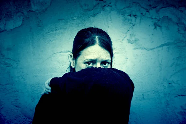 彼女の顔を覆う女性問題のある若い女性の詳細性暴力 — ストック写真