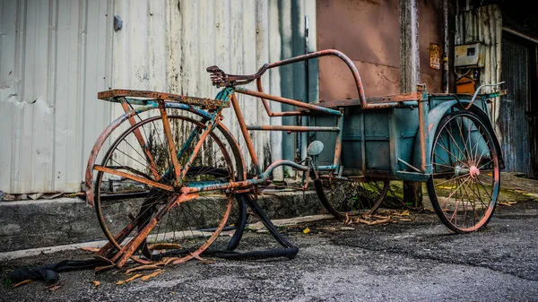 Velho Enferrujado Riksha Abandonado — Fotografia de Stock