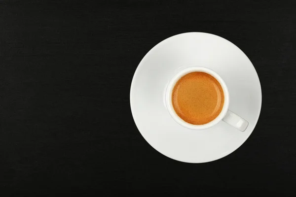 Nahaufnahme Einer Weißen Tasse Voller Espresso Auf Untertasse Über Schwarzem — Stockfoto