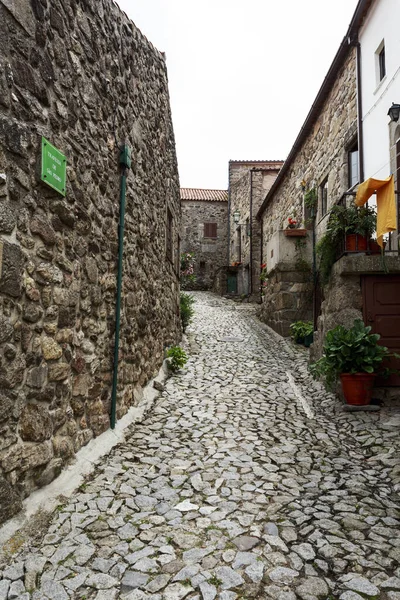 Pohled Úzkou Ulici Žulovými Zdmi Silnice Chodník Historické Vesnici Linhares — Stock fotografie