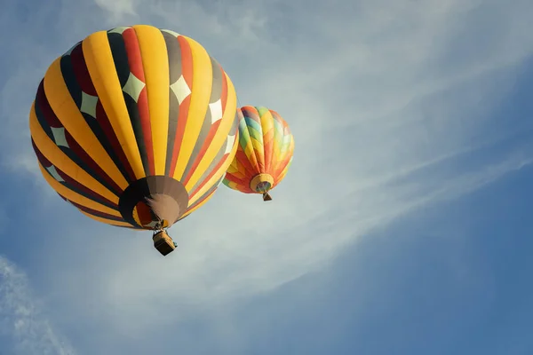 Többszínű Hőlégballon Repül Kék Felett — Stock Fotó