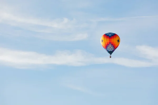 Αερόστατο Ζεστού Αέρα Που Πετούν Πάνω Από Γαλάζιο Του Ουρανού — Φωτογραφία Αρχείου
