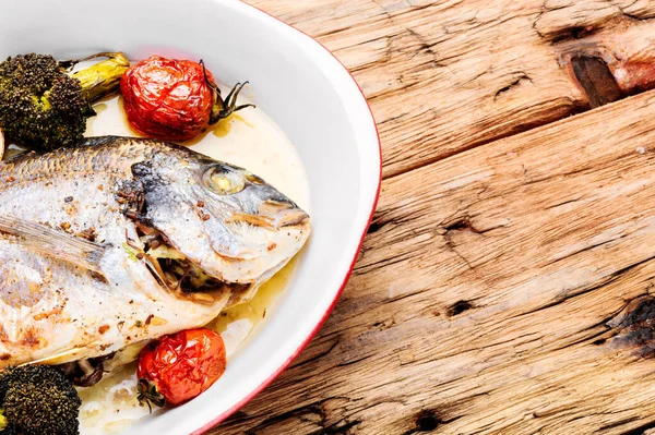 Dorado Poisson Cuit Four Avec Des Légumes Dans Plat Cuisson — Photo