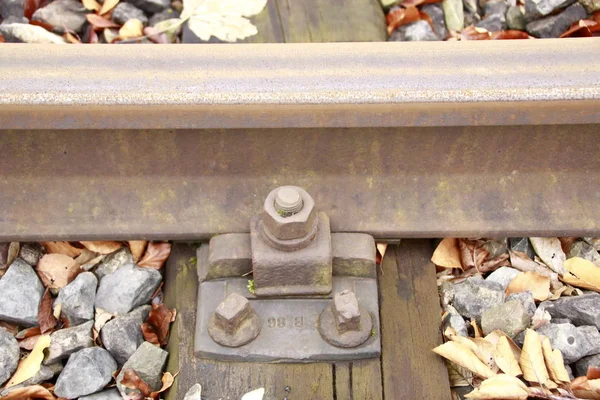 Schrauben Einer Eisenbahnschiene Einer Holzschwelle — Stockfoto