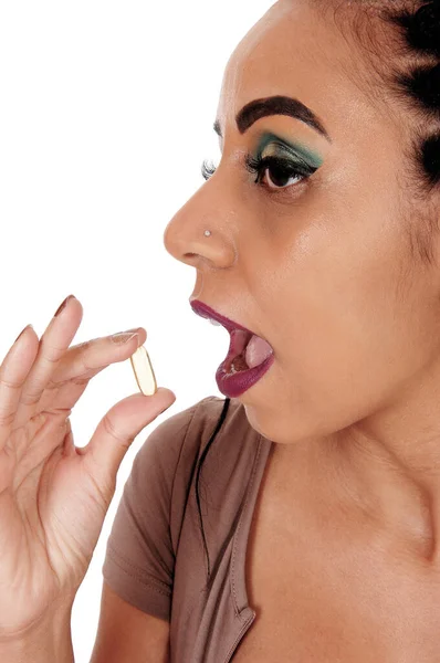 Närbild Ung Kvinna Med Öppen Mun För Att Stor Vitaminkapsel — Stockfoto