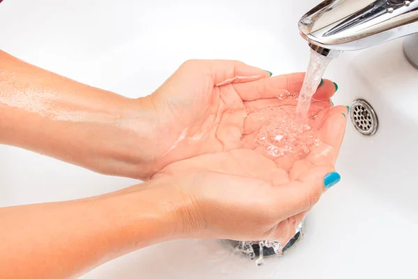 Mani Femminili Sotto Acqua Corrente Nel Lavandino — Foto Stock