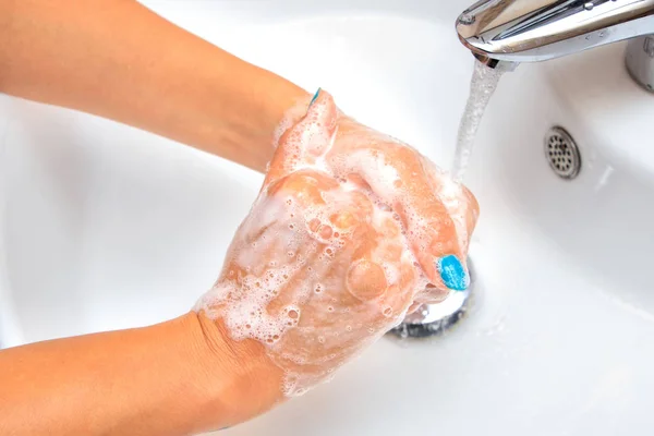 Vrouwelijke Handen Onder Stromend Water Wasbak — Stockfoto