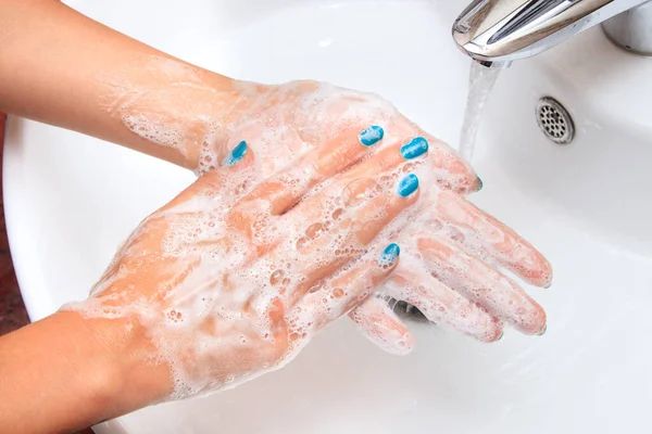 Vrouwelijke Handen Onder Stromend Water Wasbak — Stockfoto