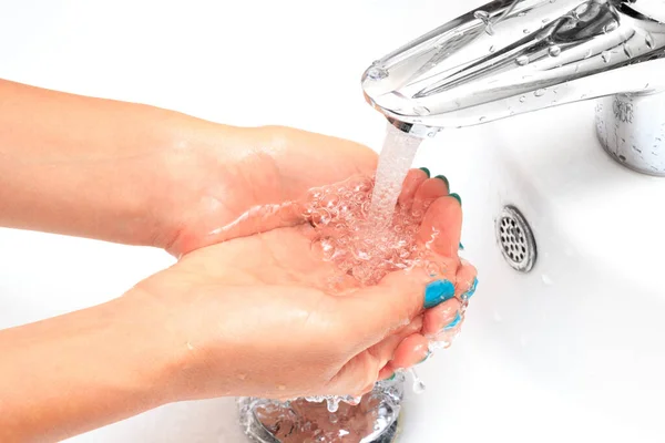 Mani Femminili Sotto Acqua Corrente Nel Lavandino — Foto Stock