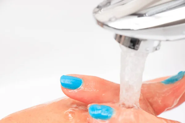 Vrouwelijke Handen Onder Stromend Water Wasbak — Stockfoto