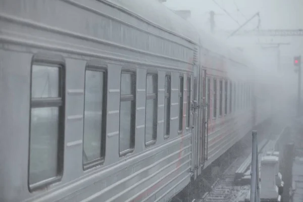 Зимняя Железная Дорога Поезд Проходит Мимо Заснеженном Расстоянии — стоковое фото
