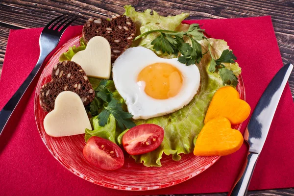 健康的早餐配上煎蛋 奶酪和蔬菜 在木制背景上做成心形 顶部视图 — 图库照片
