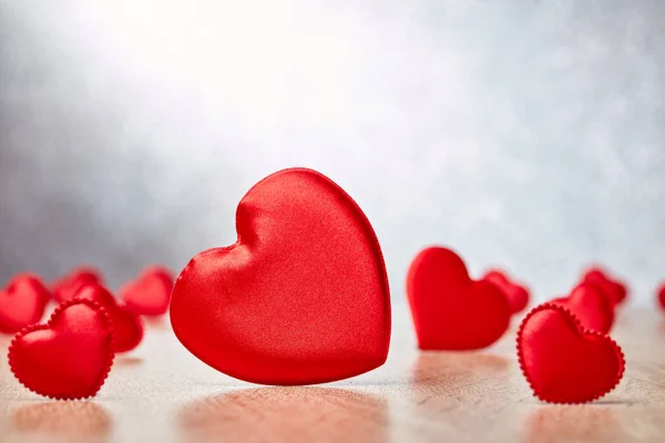 Fundo Dos Namorados Com Corações Cetim Vermelho Foco Seletivo Coração — Fotografia de Stock