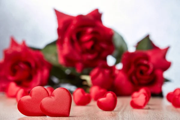 Fundo Dos Namorados Com Corações Cetim Vermelho Foco Seletivo Dois — Fotografia de Stock