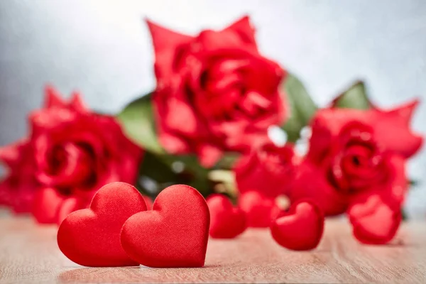 Valentine Tle Czerwonym Satynowym Sercem Selektywna Koncentracja Dwóch Wielkich Sercach — Zdjęcie stockowe