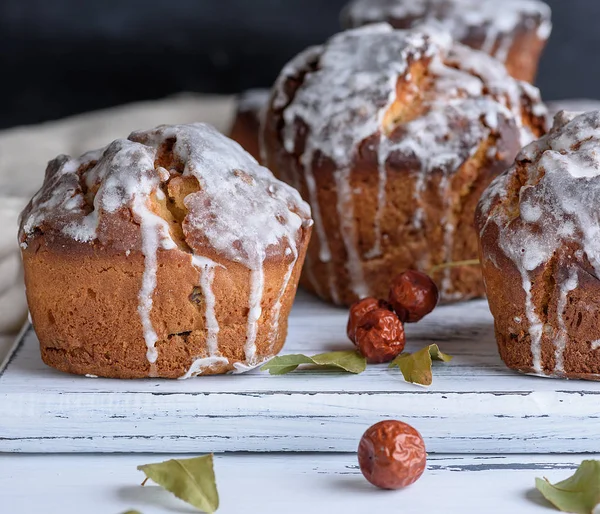 Gebackener Osterkuchen Mit Weißer Zitronenglasur Auf Weißem Holzbrett Draufsicht Teig — Stockfoto